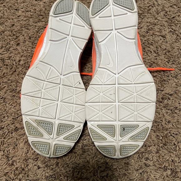 Women’s Nike Training shoe. Size 9. Coral color. - Picture 5 of 6